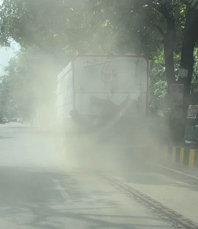 मेरठ नगर निगम का ‘हाईटेक’ कारनामा: करोड़ों की सफाई गाड़ियों के पीछे उड़ रहा धूल का गुबार, सांस लेना हुआ दूभर