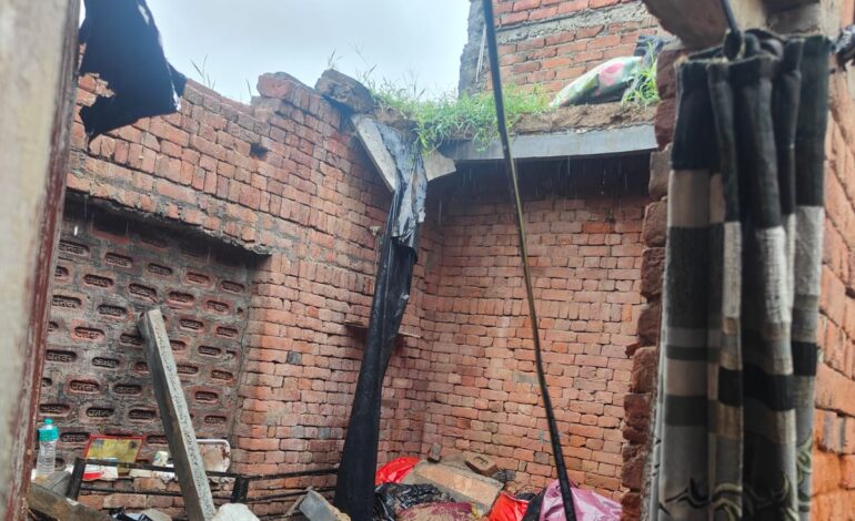 मेरठ के लिसाड़ीगेट में मूसलाधार बारिश का कहर, मकान की छत ढहने से बुजुर्ग महिला ने तोड़ा दम
