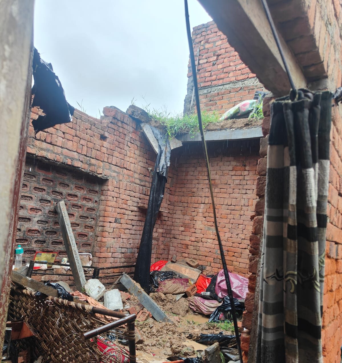 मेरठ के लिसाड़ीगेट में मूसलाधार बारिश का कहर, मकान की छत ढहने से बुजुर्ग महिला ने तोड़ा दम