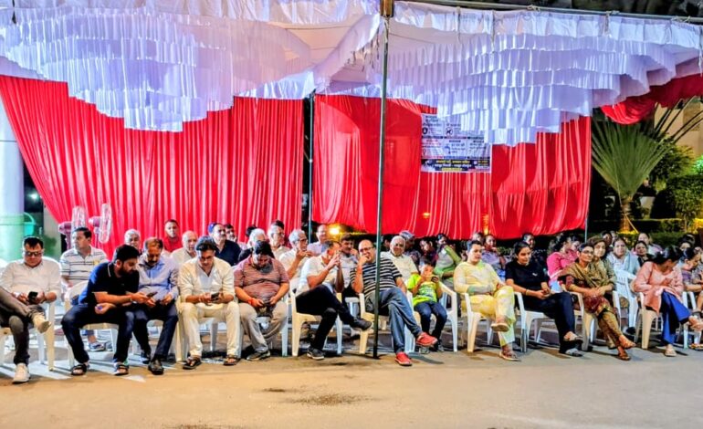 शीलकुंज में धरना जारी: बिल्डर अजय गुप्ता की शुद्धि बुद्धि के लिए आज भजन-कीर्तन