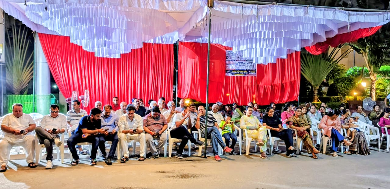 शीलकुंज में धरना जारी: बिल्डर अजय गुप्ता की शुद्धि बुद्धि के लिए आज भजन-कीर्तन