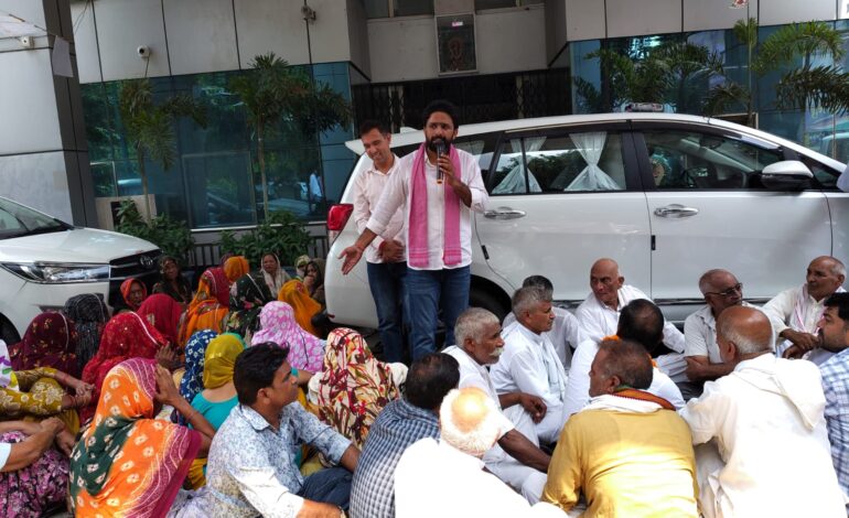 4 महीने बाद भी नहीं मिले प्लॉट और मुआवजा: मेरठ विकास प्राधिकरण के बाहर किसानों ने खोला मोर्चा