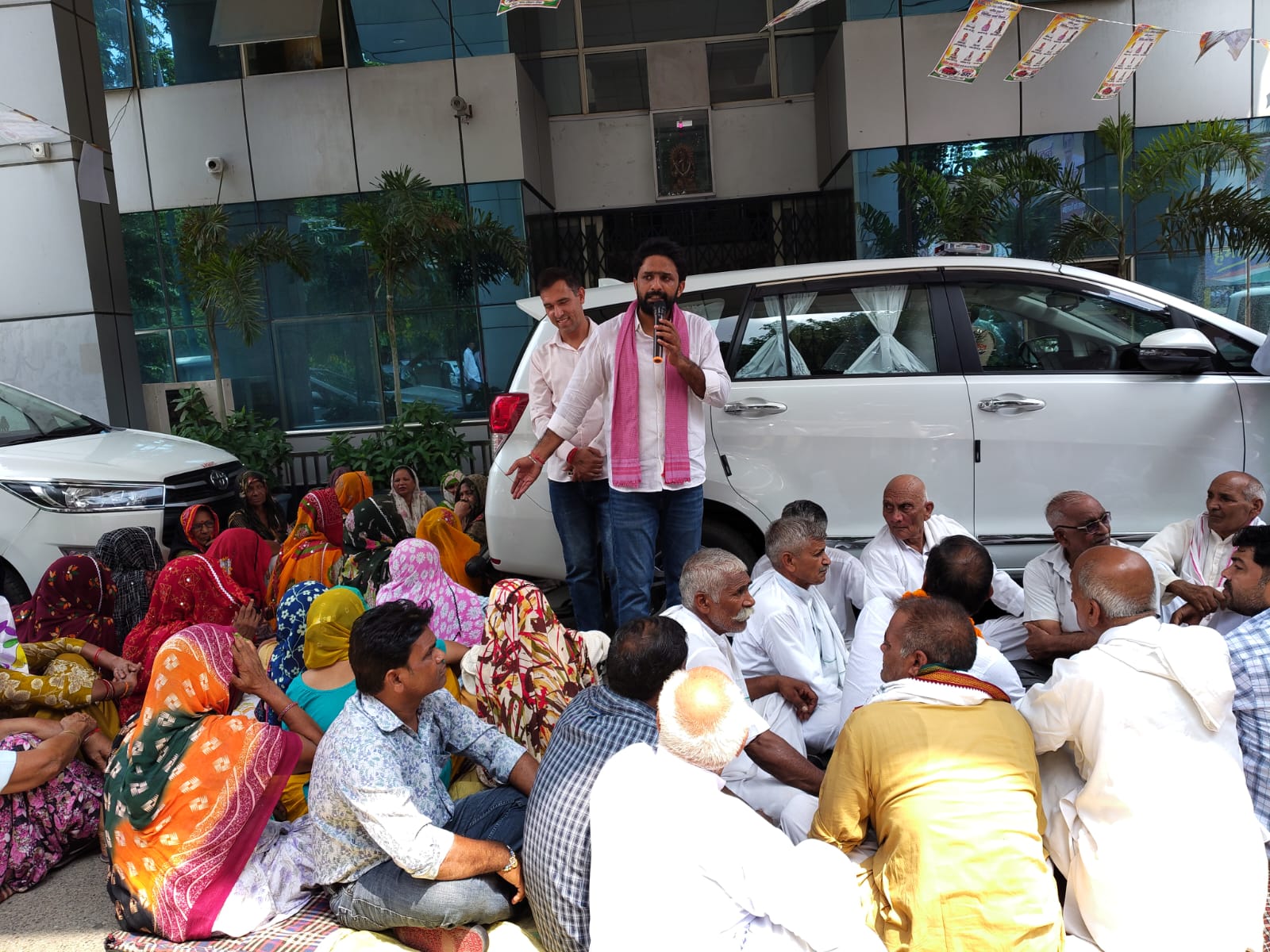 4 महीने बाद भी नहीं मिले प्लॉट और मुआवजा: मेरठ विकास प्राधिकरण के बाहर किसानों ने खोला मोर्चा